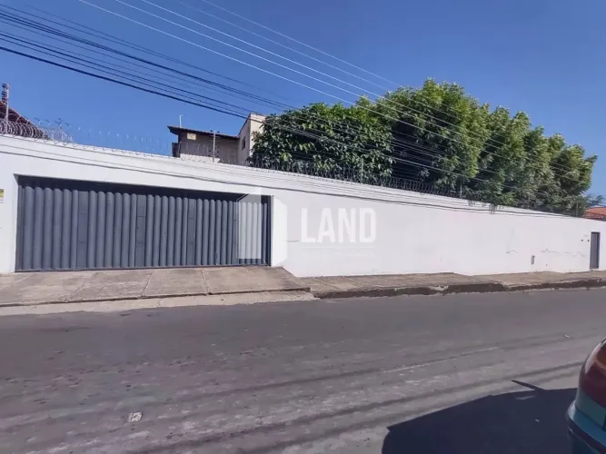 Casa Para Alugar com 5 quartos 5 suítes no bairro Cristo Rei em Teresina