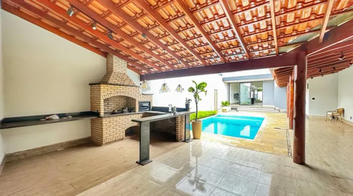 Casa á venda no Bairro Fabrício com 3 quartos e 1 suíte, piscina com prainha, churrasqueir