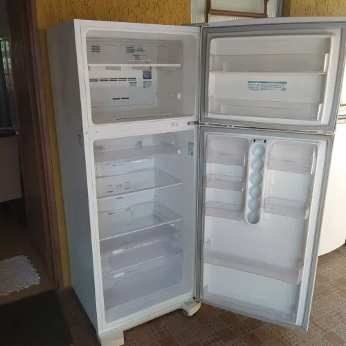 Geladeira Eletrolux Frost Free conservada funcionando perfeitamente