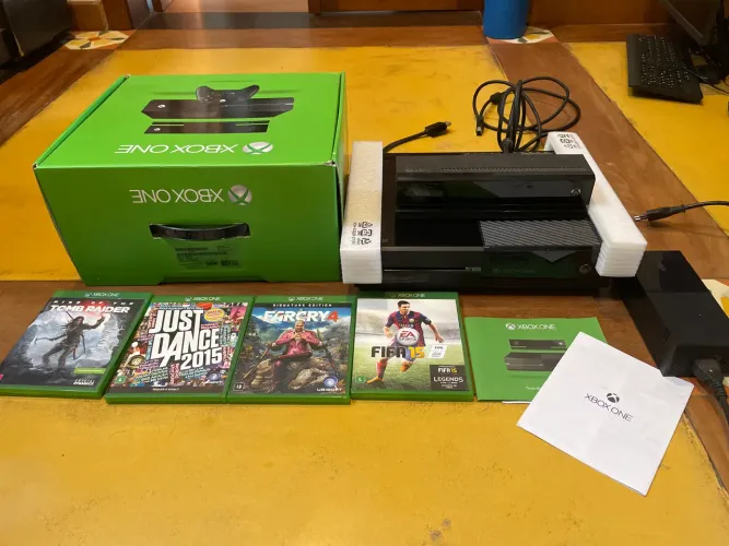 Xbox one fat 500gb com Kinect, controle, caixa original e 4 jogos