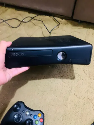 Xbox 360 com jogos e controle pronto para a pruveita