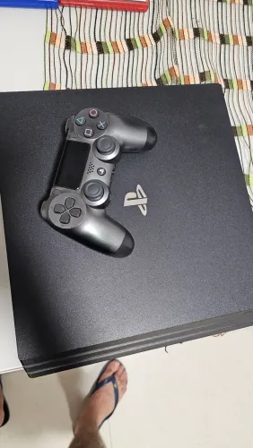 Ps4 PRO, 1 TB, 1 CONTROLE E 2 JOGOS. Versão 7215b a última do Pro!!!! Aceita trocas!!!