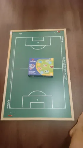 Tabuleiro de futebol de botão com jogo de futebol de botão 