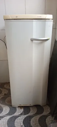 Freezer Gelando Bem, pra vender logo.