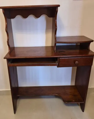 Rack para computador em madeira de lei