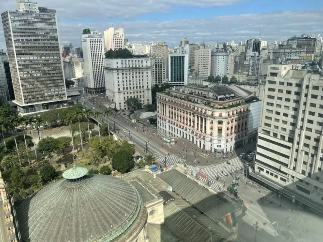Salas comerciais á venda com 120 m² na cobertura do prédio