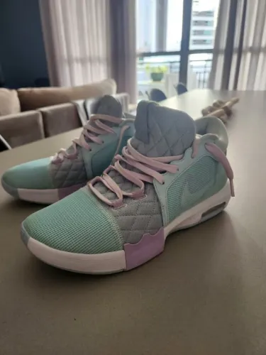 LeBron Witness 8