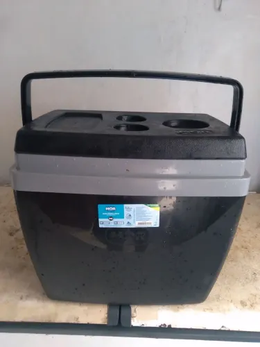 Vende-se uma caixa térmica. 