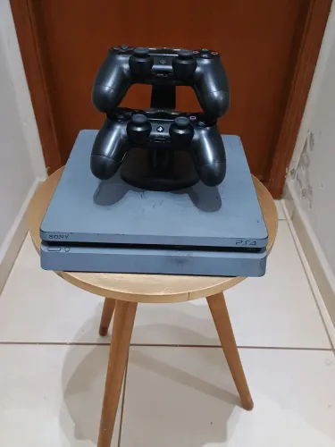 PS4 slim 1tb + 2 controles + base de carregamento