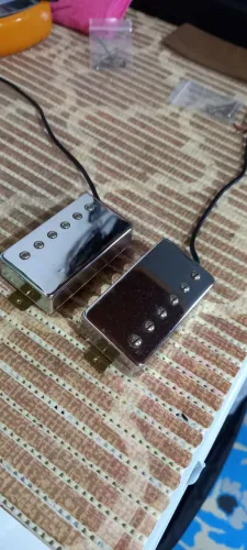 Captadores retirados de uma guitarra SX SG