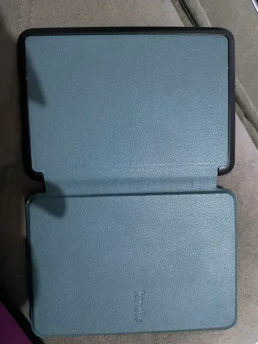 Kindle verde com capa (geração mais recente)