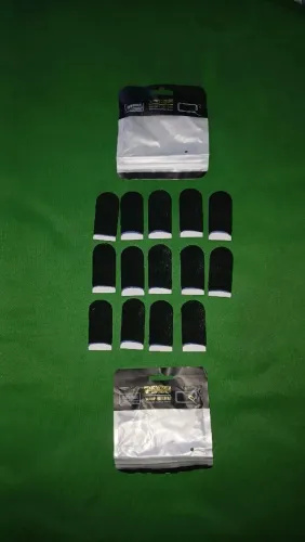 2 pacotes de luvinhas para jogar, cada pacotinho com 7 unidades de luvas