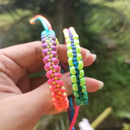Pulseira em macrame arco-íris