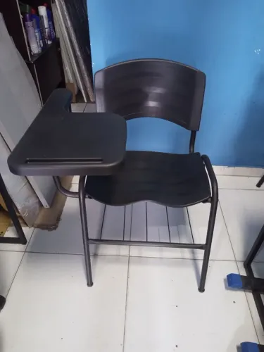 Cadeira escolar em polipropileno