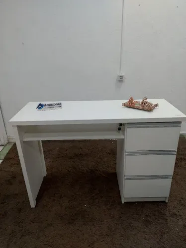 Mesa reta com 03 gavetas para manicure ?