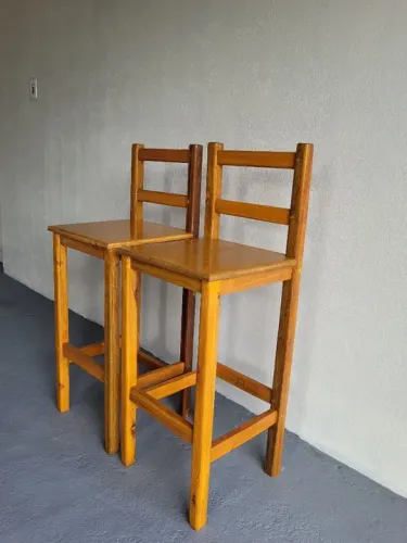 Banquetas altas com encosto ripado