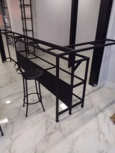 Estrutura industrial de bancada gourmet para bar