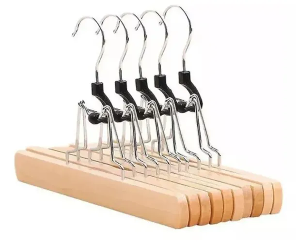 Kit com 8 Cabides importados por Tok&Stok com gancho giratório