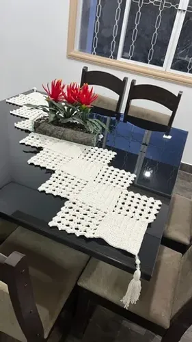 Caminho de mesa em crochê cru/ natural