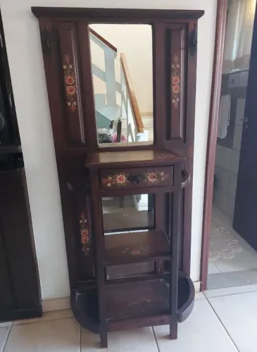 Chapeleiro de madeira maciça