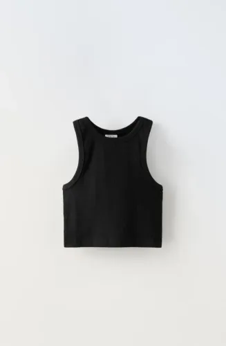 Vendo essa regata da Zara na cor vermelha