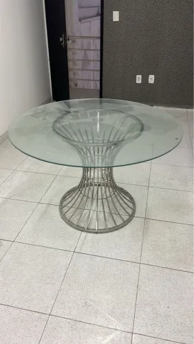 Mesa de jantar redonda com base de inox 