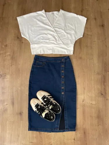 Saia jeans azul 36 / 38 botões e fenda frontais
