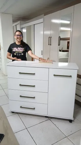 CÔMODA COM 4 COM 1 PORTA LATERAL E RODINHAS 