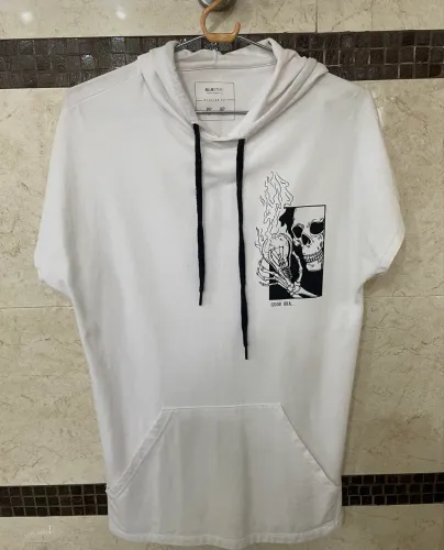 Camiseta branca com capuz