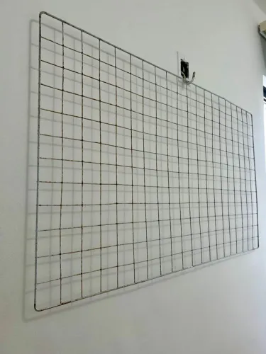 Grade de metal (branca) para exposição e organização