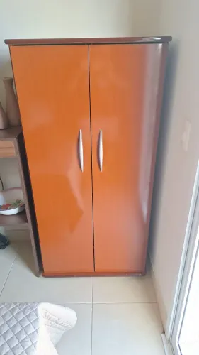 Guarda-Roupa Compacto e Moderno