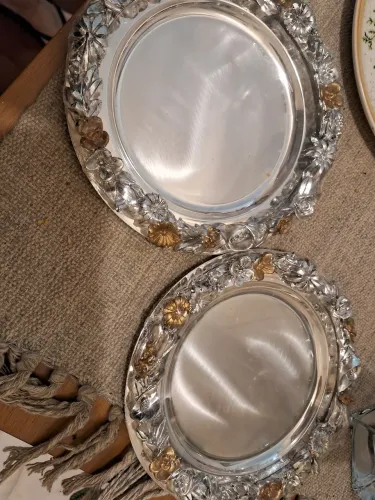 Pratos em inox com decoração nas bordas
