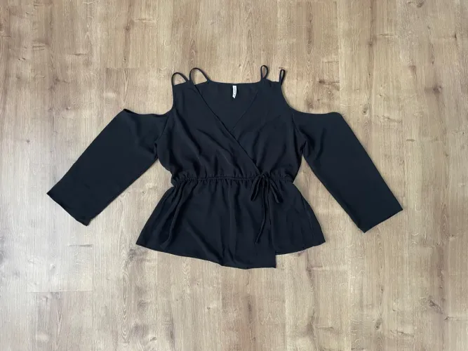 Blusa preta tam G com decote ombro a ombro Aishty