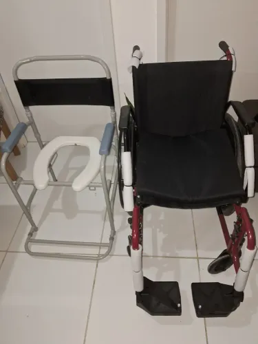 Duas cadeiras, uma de rodas outra de banho 
