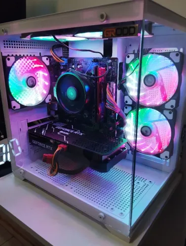 Gabinete branco em perfeito estado