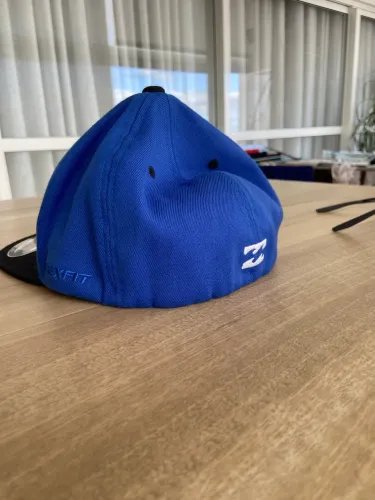 Boné Flexfit azul e preto original - estilo urbano