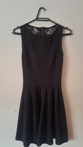 Vestido Preto Elegante com Detalhe em Renda