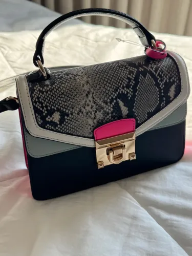 Bolsa Feminina Aldo com estampa de cobra e detalhes coloridos