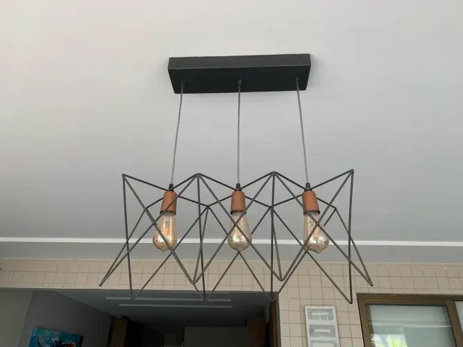 Lustre Moderno em Metal bronze e preto da tokstok. Seminovo