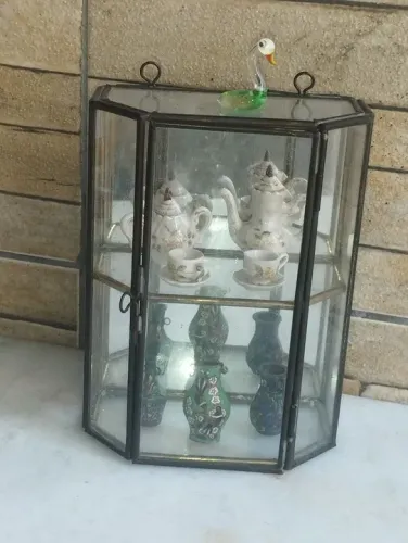Vitrine de Vidro Decorativa com Peças Antigas