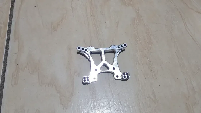 Suporte de amortecedor em alumínio Traxxas Slash 4x4 traseiro