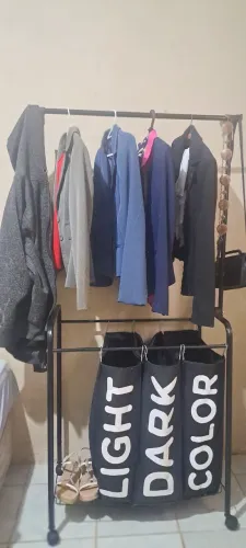 Arara de roupas cabideiro com cestos organizadores