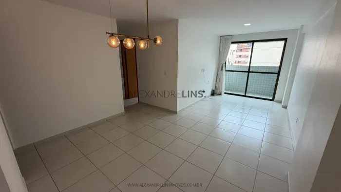 Edf. Petra na Jatiúca. Apartamento com 81 m², 2 quartos, DCE e armários