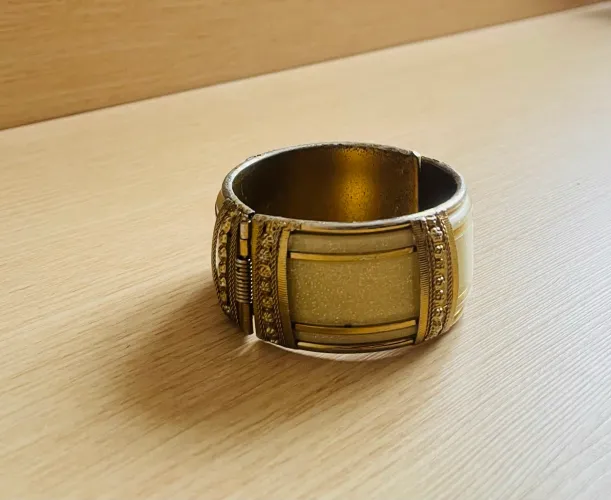 Bracelete dourado (Biju)