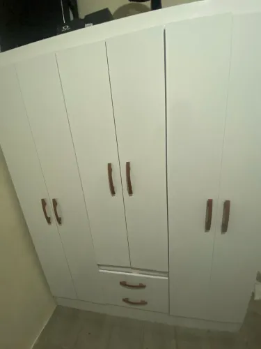 Guarda roupa e armário de cozinha com 2 fruteira