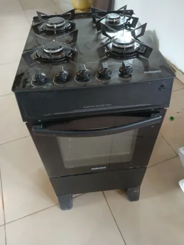 Fogão 4 bocas seme novo.
