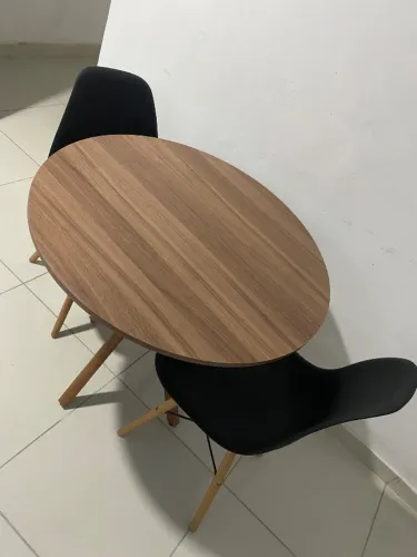 Mesa de jantar redonda + 2 cadeiras Eames Eiffel