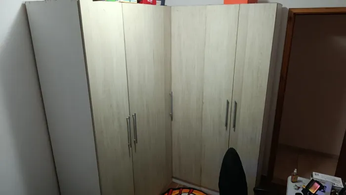 Guarda roupa espaçoso, 3 seções, 4 gavetas, formato em L 