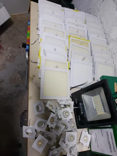 ? Lote de Iluminação LED - Painéis, Spots e Refletores - Oportunidade