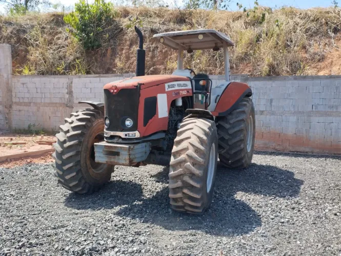 Trator Massey Ferguson MF 7140 ano 2012